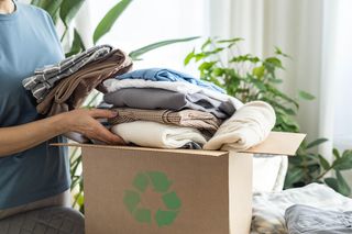Co zrobić z ubraniami, których już nie nosimy? Jesiennie odświeżenie szafy w duchu slow fashion 