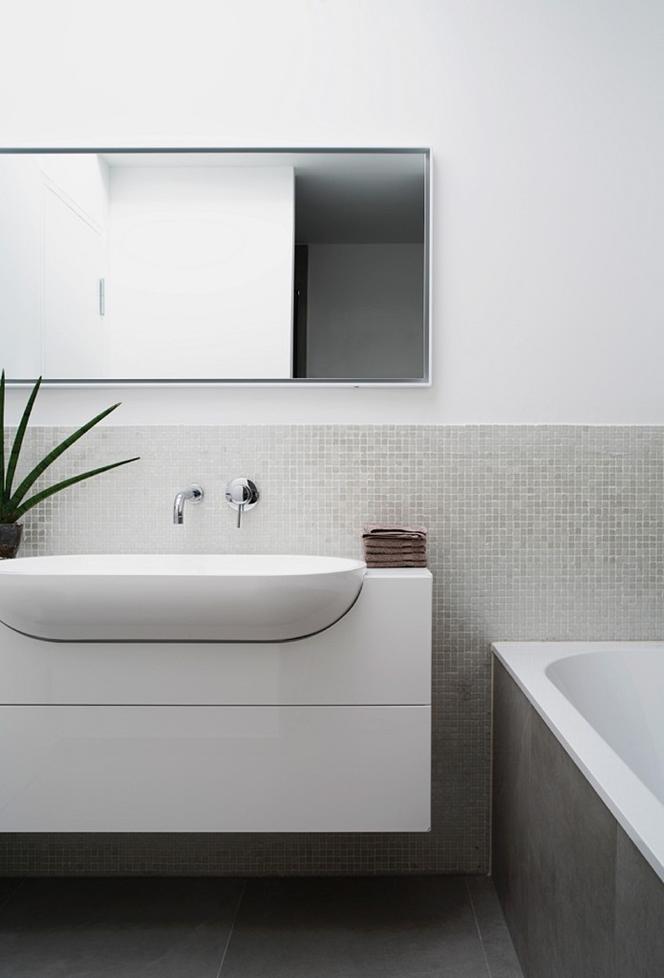 Mozaika i płytki wielkoformatowe w łazience