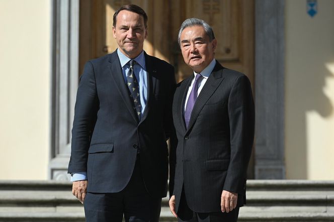 Chiński szef MSZ Wang Yi w Polsce. Spotyka się z Sikorskim i Nawrockim