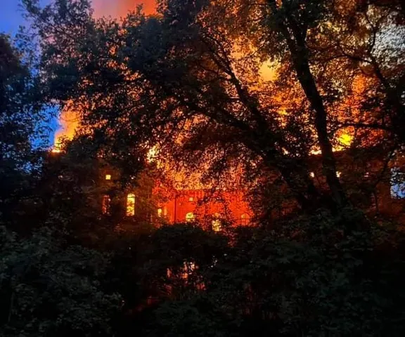 Pożar pałacu Stolbergów. Strażacy przez całą noc walczyli z ogniem 