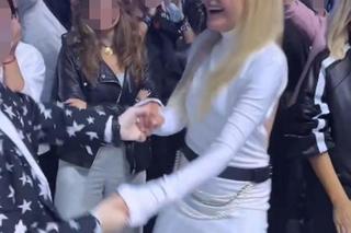 Olejnik wpadła na scenę w Sopocie i zaczął się wiec polityczny. A potem zaszalała w tańcu