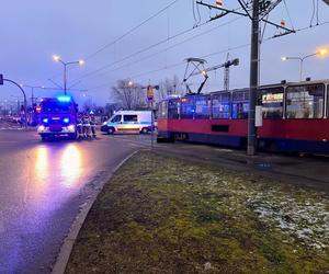 Tramwaj śmiertelnie potracił 14-latkę. Mieszkańcy Bydgoszczy przynoszą znicze, kwiaty i pluszaki