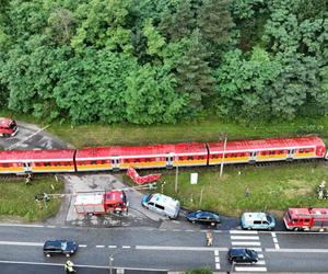 Barcice. Tragiczny wypadek. Auto dachowało i wpadło pod pociąg. 1 osoba nie żyje