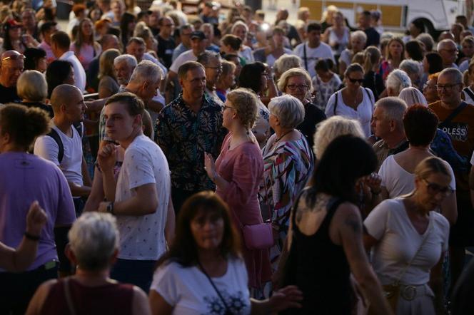 Potańcówka przed Teatrem Śląskim w Katowicach