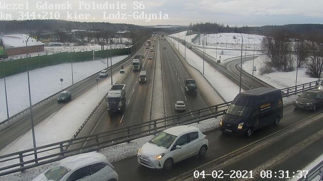 Trudny poranek na drogach w Trójmieście i na Pomorzu 4.02.2021. Spadł śnieg, jest ślisko. Utrudnienia, kolizje. Raport z dróg