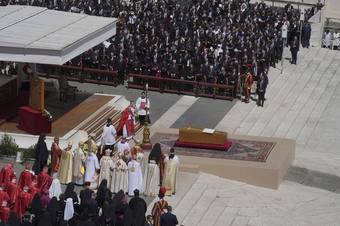 Gafy polityków na pogrzebie papieża Franciszka! Telefony i stroje