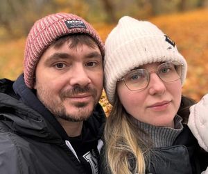 Co za przemiana! Daniel Martyniuk z żoną i dzieckiem na spacerze