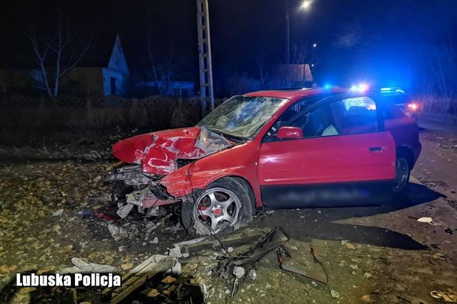 ROZTRZASKAŁ samochód na ogrodzeniu. Jechał bez prawa jazdy i pod wpływem ALKOHOLU - ZDJĘCIA 