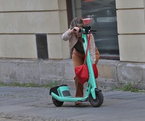 Monika Richardson pędzi na hulajnodze