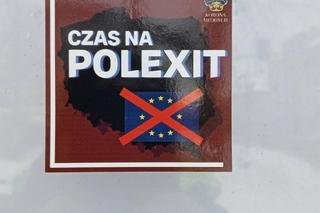 „Czas na PolExit”. W Olsztynie pojawiły się kontrowersyjne naklejki [ZDJĘCIA]