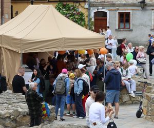 Dzień Cebularza 2025. Na pl. po Farze w Lublinie stanęło cebularzowe miasteczko