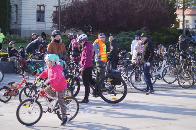 Rowerowa radość i ognisko na mecie. Rodzinna Masa Krytyczna przejechała przez Bydgoszcz