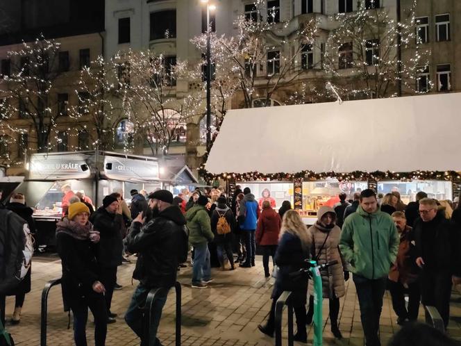 To jeden z najpopularniejszych jarmarków bożonarodzeniowych na świecie! Jak wygląda świąteczna atmosfera w Pradze?