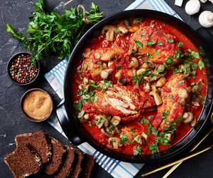 Pierś kurczaka w sosie pomidorowym z pieczarkami