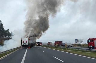 Pożar na S5 koło Leszna. Zapaliła się naczepa z artykułami papierowymi