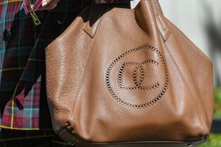 Joanna Racewicz łamie prawo by wyrzucić śmieci 