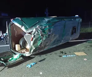 Potworny wypadek na A4 pod Tarnowem. Bus z Ukraińcami przewrócił się na jezdnię