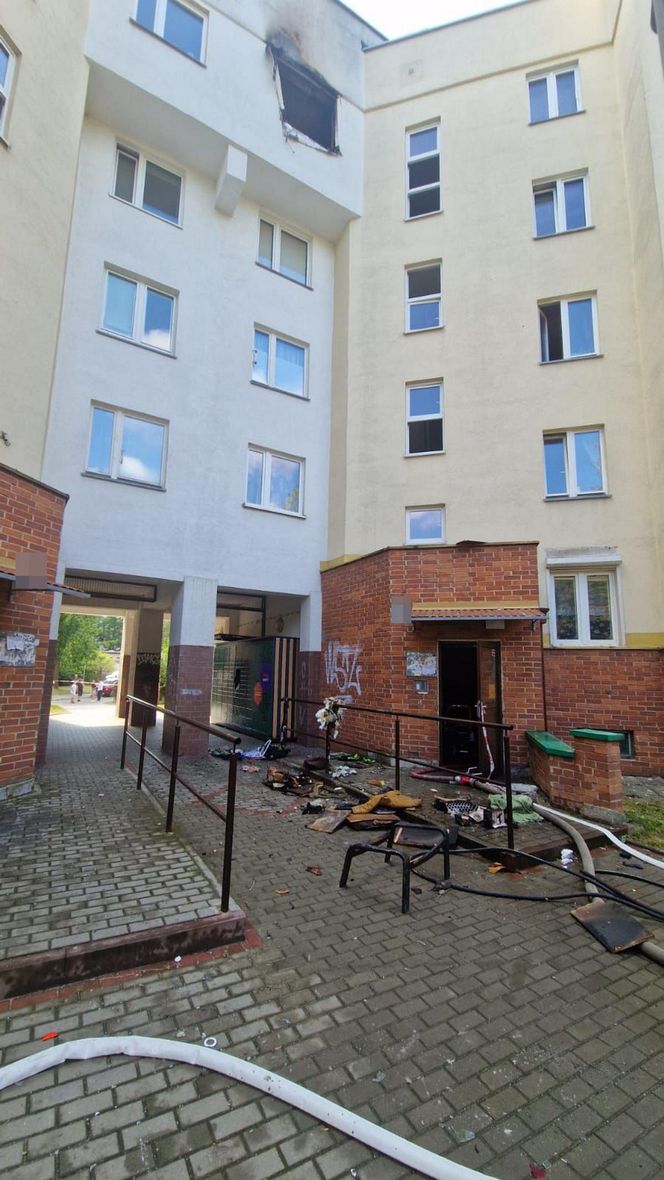 Łódź. Wybuch i pożar w mieszkaniu. 72-letni mieszkaniec usłyszał zarzuty [ZDJĘCIA].