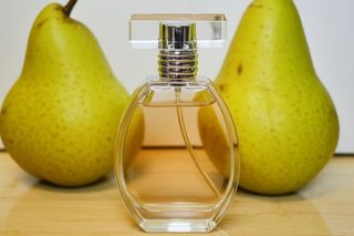 Władaj buty i pędź do Biedronki. Idealne, jesienne perfumy tylko za 12 zł. Zapach gruszki i różowego pieprzu zakręci Ci w głowie 