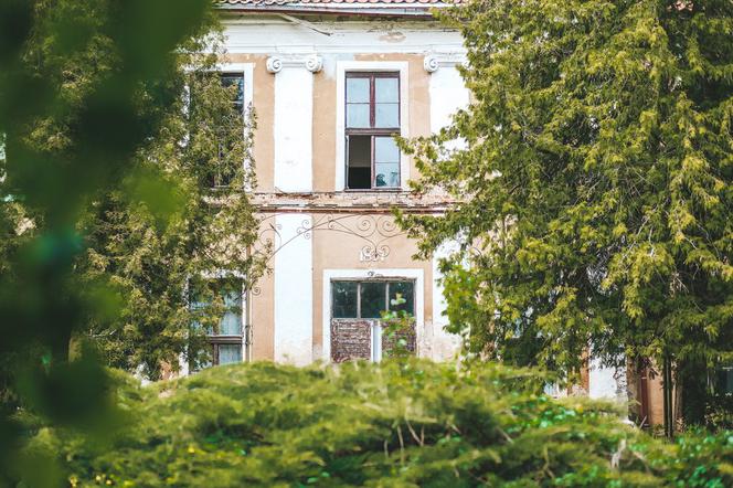 Coś niesamowitego! Rzeźbione schody w opuszczonym pałacu robią ogromne wrażenie [ZDJĘCIA]