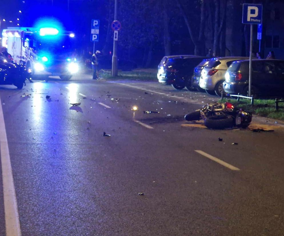 Warszawa. Roztrzaskał się o osobówkę. Motocyklista upadł na asfalt, mowa o ciężkich obrażeniach