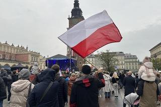 Rynek Główny w Krakowie wypełniony patriotycznym śpiewem