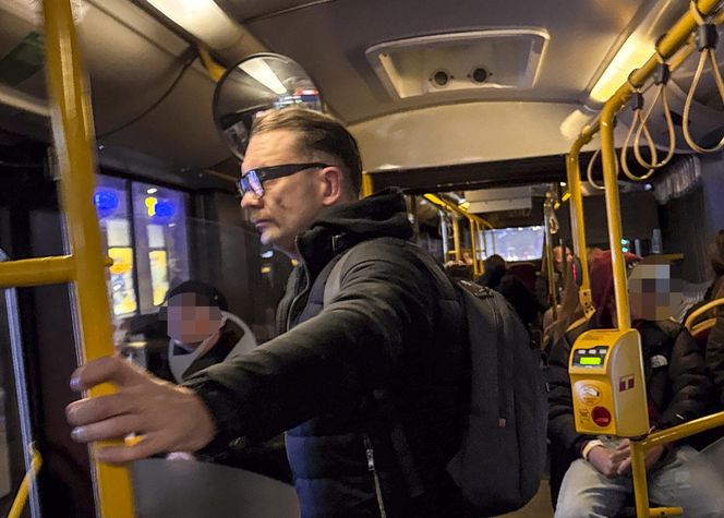 Łukasz Mejza jeździ autobusem