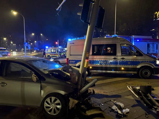 Jechał z żoną i dzieckiem, wylądował na słupie. Próbował zrzucić winę na ukochaną. Alkomat oszalał