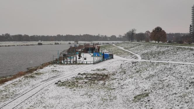 Wrocław pod śniegiem. Trudne warunki na drogach, korki, opóźnienia i awarie