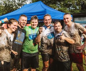 Festiwal Życia w Kokotku. Zdjęcia z czwartego dnia imprezy. Bieg Festiwalowicza i biskup w błocie