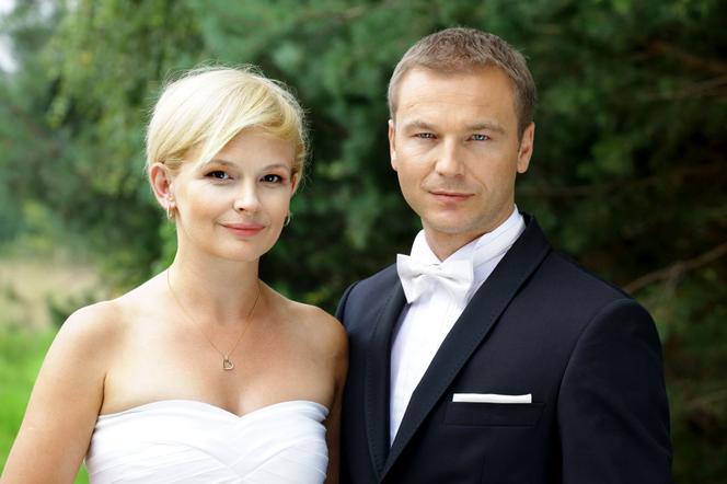 M jak miłość odc. 882. Marta (Dominika Ostałowska), Andrzej Budzyński (Krystian Wieczorek) biorą ślub