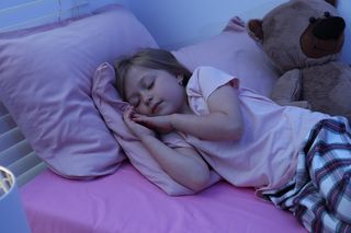 Twoje dziecko śpi mniej, niż myślisz. Wyjaśniamy, jak to wpływa na zdrowie i rozwój