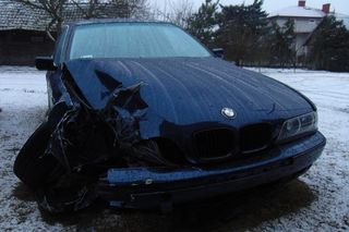 Szczucin. Młody kierowca bmw wjechał w ogrodzenie. Prawe koło było praktycznie urwane