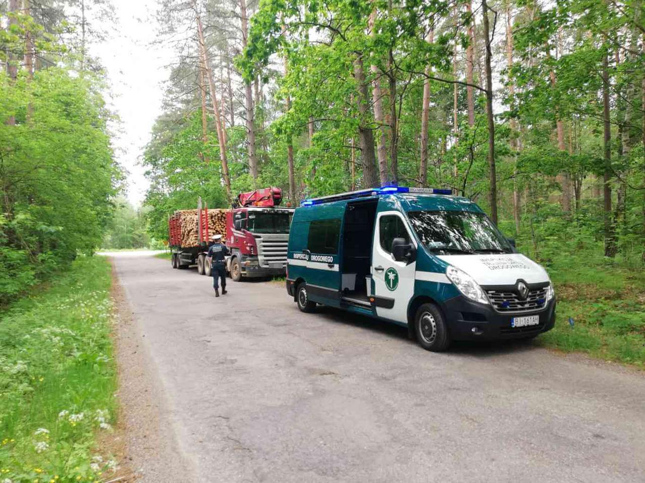 Dziwne zachowanie podczas kontroli. Zostawił ciężarówkę i uciekł do lasu [ZDJĘCIA]