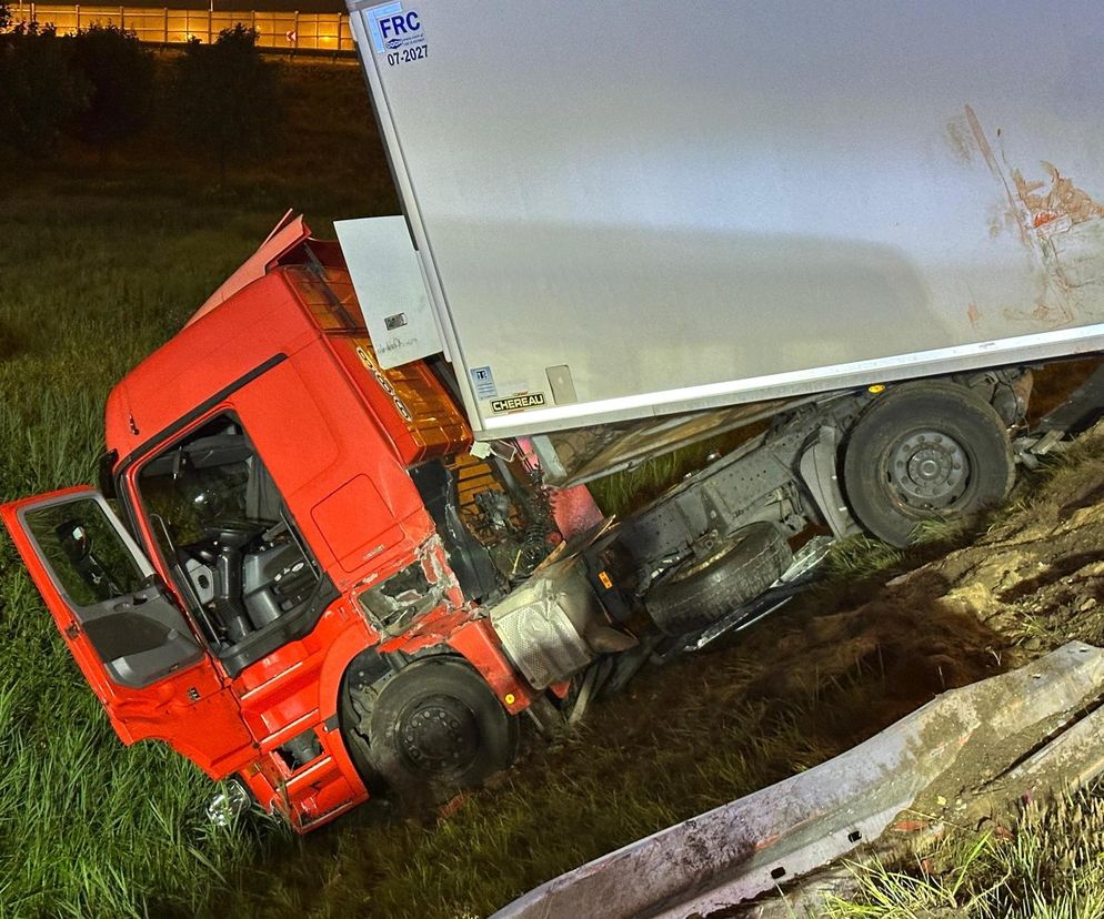 Ciężarówka runęła z nasypu na węźle pod Warszawą
