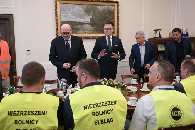 Protest rolników w Warszawie trwa. Manifestujący spotkali się z Szymonem Hołownią