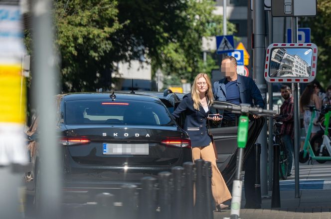 Kinga Duda miesiąc po ślubie rozkwita! Przyłapaliśmy młodą mężatkę. Nie była sama