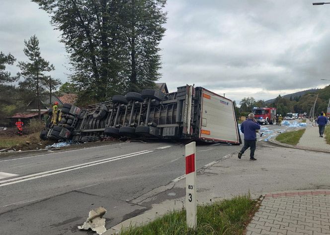 Potworna kraksa skody z tirem. Nie żyje kierowca osobówki