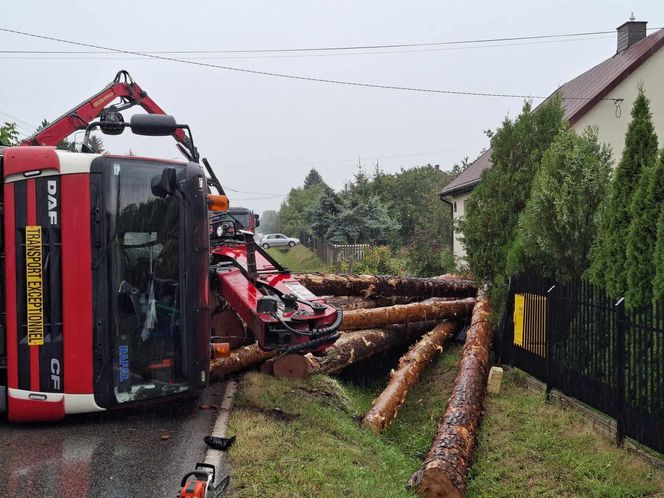 Wypadek w Mircu! Przewróciła się ciężarowka z drewnem, uszkodziła gazociąg