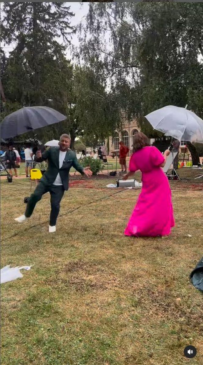 Ania Starmach tańczy w deszczu z Tomkiem Jakubiakiem