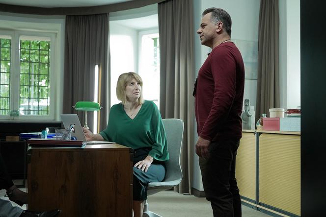 Pierwsza miłość, odcinek 3297:  Grażyna (Grażyna Wolszczak), Hubert (Rafał Szałajko)