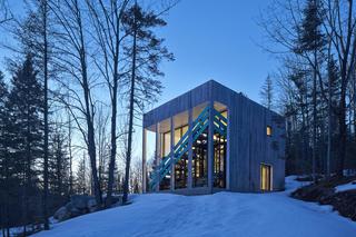 Nietypowy dom w górach. Oto Lake Jasper House: szary cedr i trybuna do podziwiania widoków