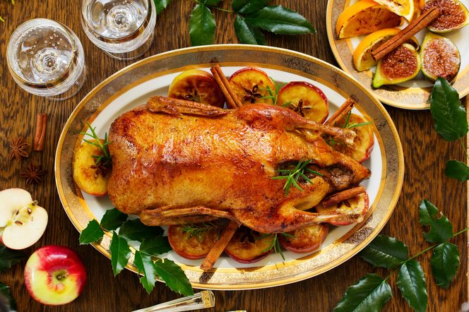 Kaczka z jabłkami pieczona w rękawie: przepis, jak upiec kaczkę żeby była soczysta
