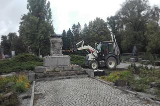 Adam Mickiewicz czeka na przeprowadzkę. Trwa demontaż pomnika w Gorzowie