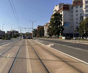 Poważne utrudnienia we Wrocławiu. Koparka zerwała sieć trakcyjną na Szczepinie 