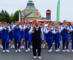 Przemarsz orkiestr dętych podczas finału TTSR 2024