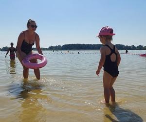 Zamościanie korzystają z ostatnich dni wakacji nad  zamojskim zalewem