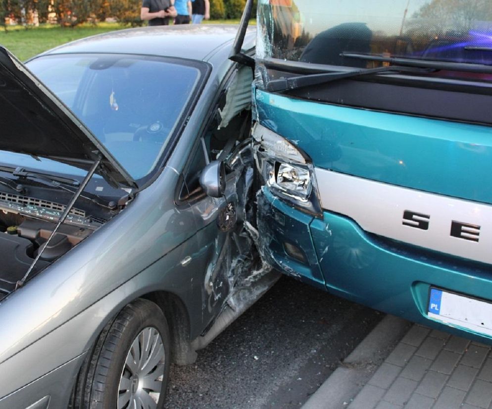 Autokar zderzył się z osobówką! Karambol w Bobrku 