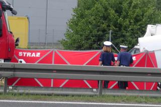 Kamper gruchnął w auto stojące na poboczu. Jedna osoba ranna. Lądował śmigłowiec LPR