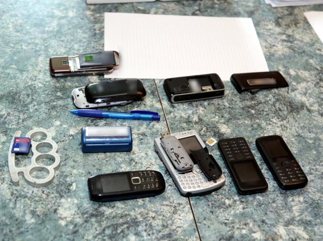 Telefony i nośniki pamięci z informacjami obciążającymi podejrzanych